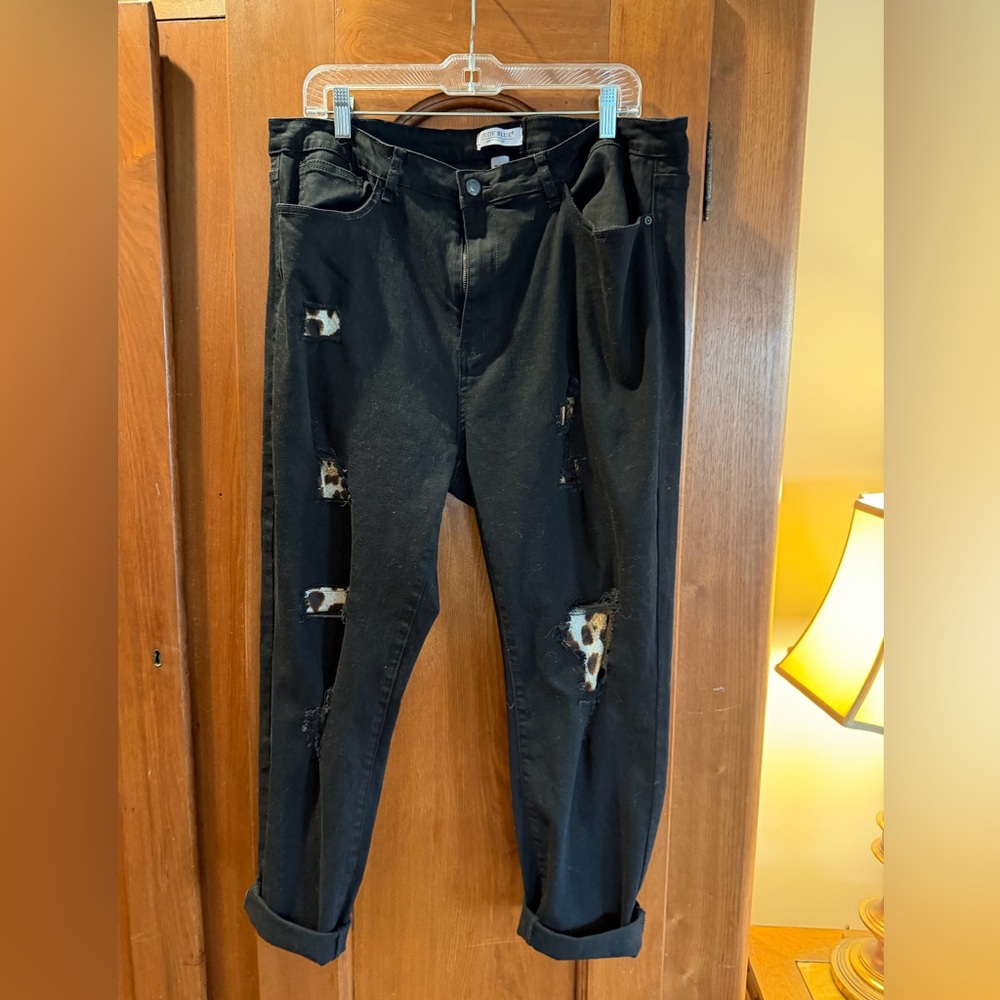 Judy Blue Black Distressed Ankle Jeans